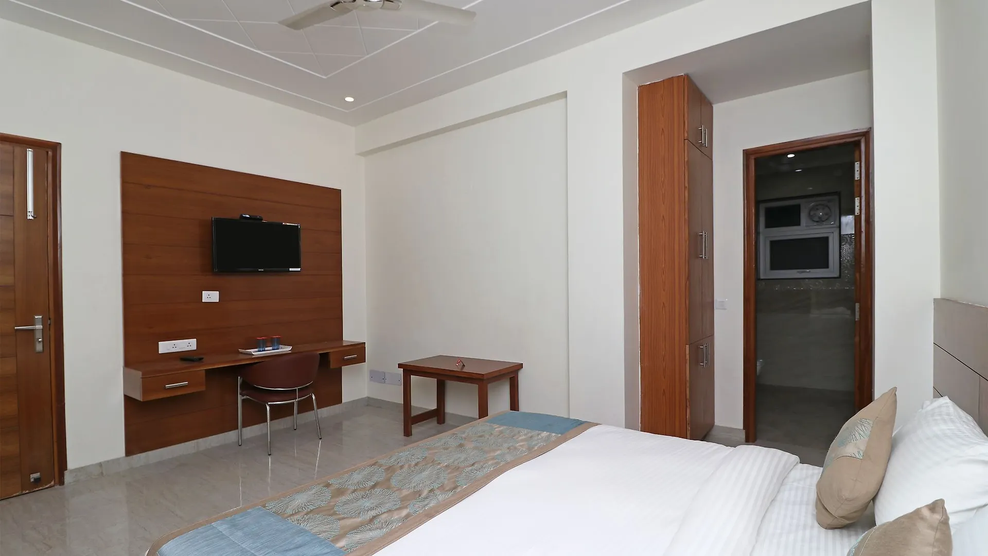 Oyo 10200 Hotel The Aroma Residency 구르가온