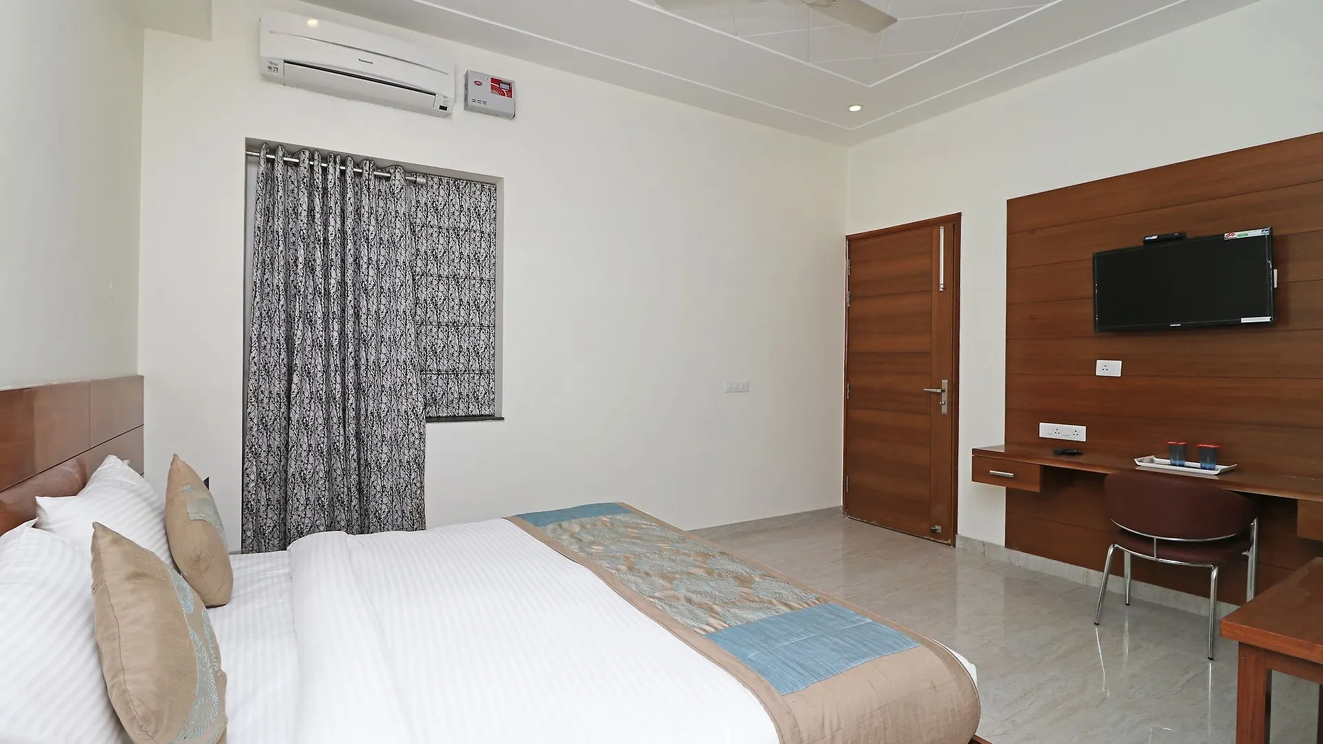 Oyo 10200 Hotel The Aroma Residency 구르가온 2*,  인도