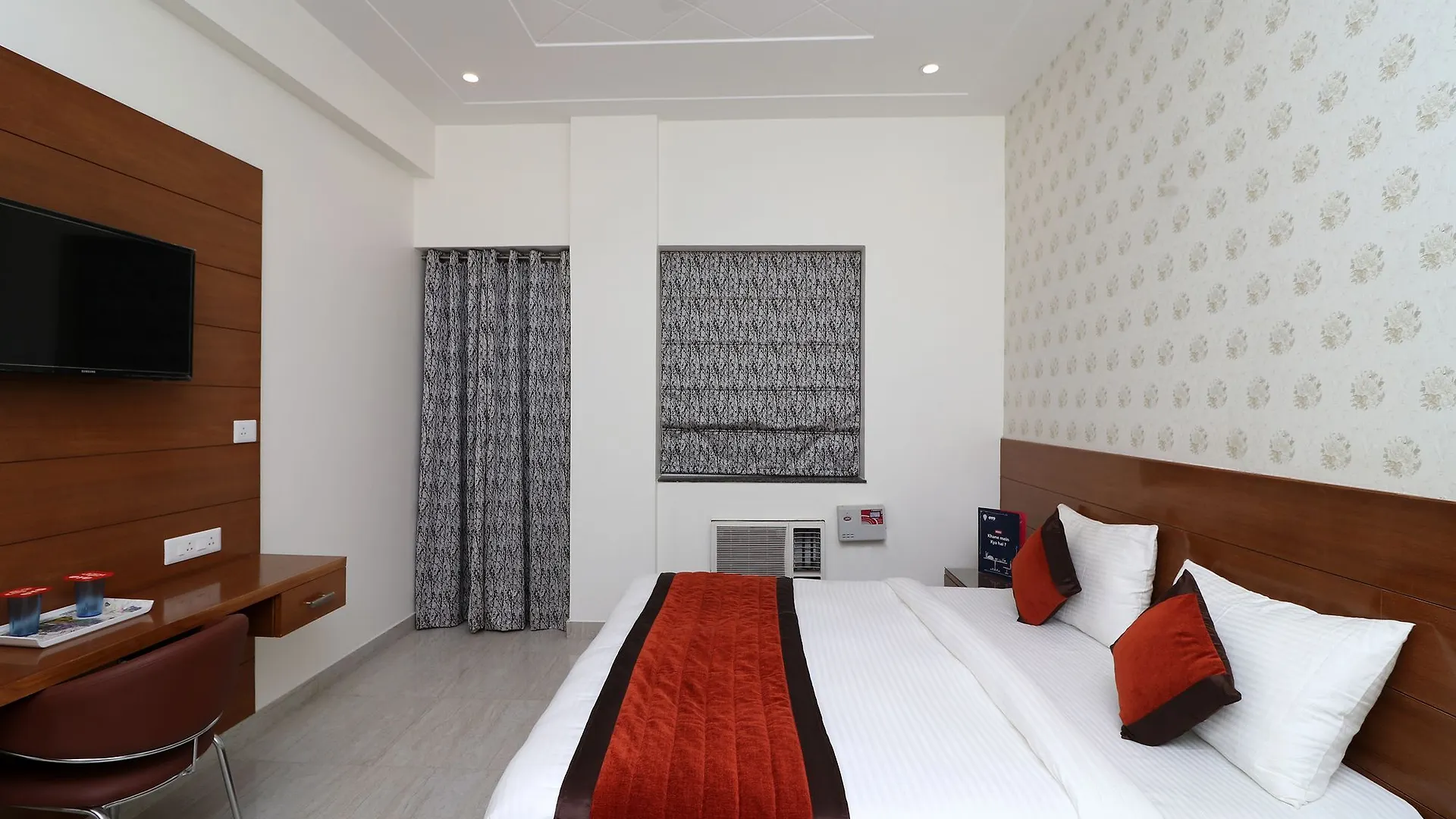 Oyo 10200 Hotel The Aroma Residency 구르가온 2*,